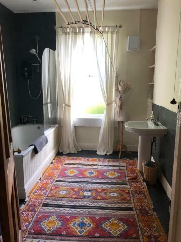 Pretty Victorian House. Centre Bath