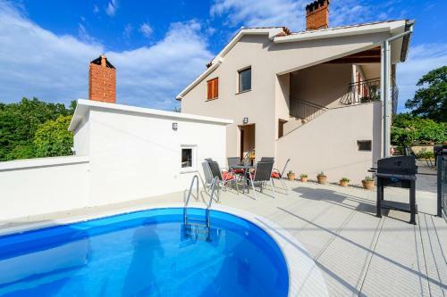 Apartment Lara With Swimming Pool - Paradiz