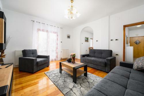 Apartment Lara With Swimming Pool - Paradiz