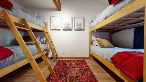 Pet Friendly Mountain Escape With 3 Bedrooms 3 Bathrooms Close To Everything