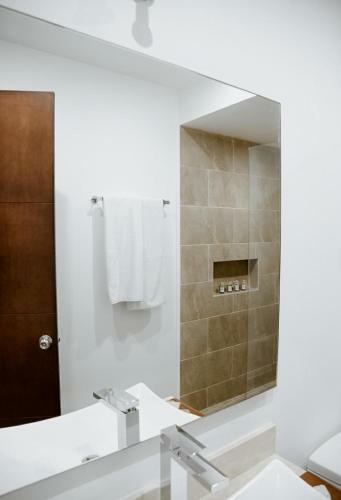 Blue Luxury 1 Bd Apartment - Direct Exit To The Pool - Fast Wifi - Free Parking