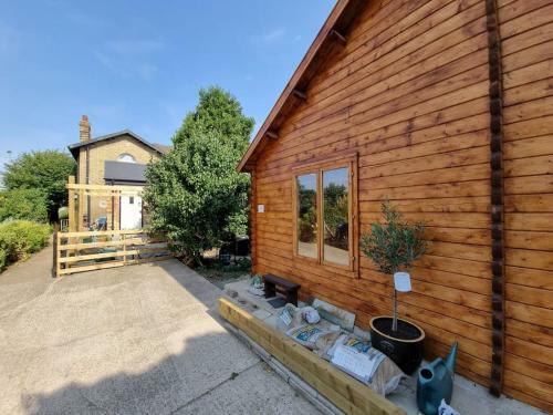 Cheerful 2-bedroom Cabin Near Cambridge