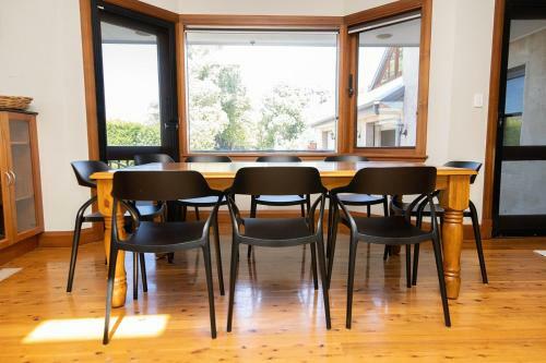 Wendouree - Immaculate Heritage Home In Heart Of Orange