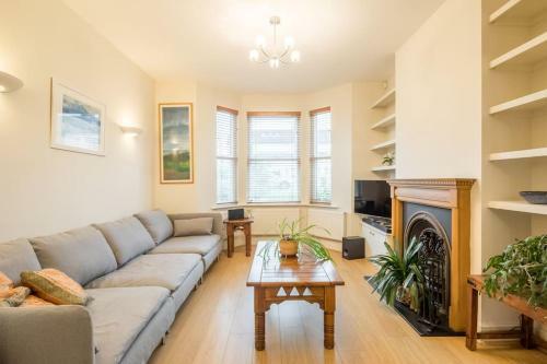Large 4 Bedroom Home With Garden And Free Parking