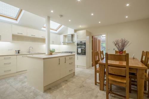 Large 4 Bedroom Home With Garden And Free Parking
