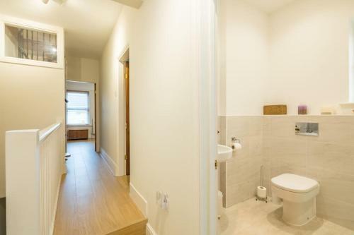 Large 4 Bedroom Home With Garden And Free Parking