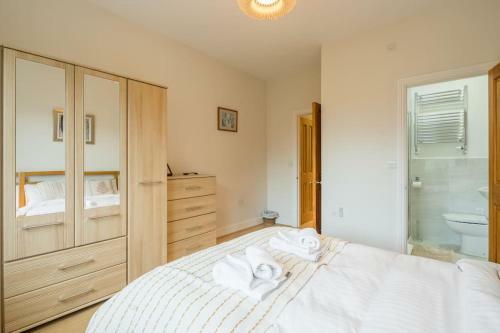Large 4 Bedroom Home With Garden And Free Parking