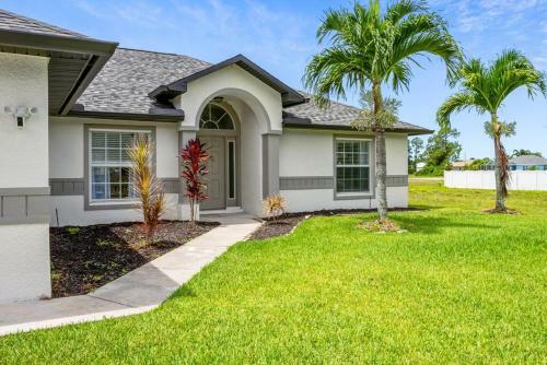 Cape Escape II - 4bdr - 2bth - Pool - Sleeps 10 Or More