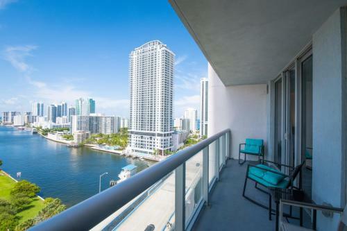 Gorgeous 1br 1bth W Water Views, Balcony, Kitchen,pool