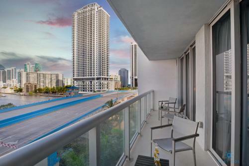 Spectacular Apartment Balcony Pool