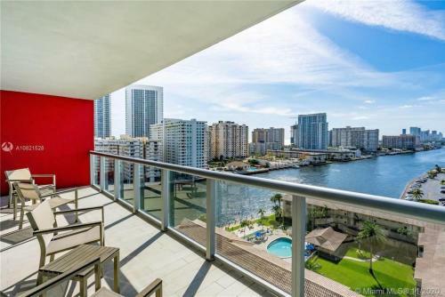 Beautiful City View 2bd 2ba Condo Beach Pool Gym