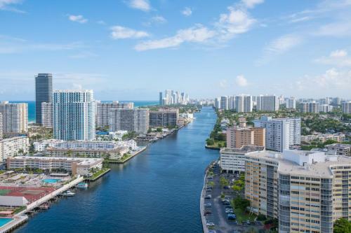 Chic 1br 1bth W Water Views Balcony Modern Kitchen Pool Gym