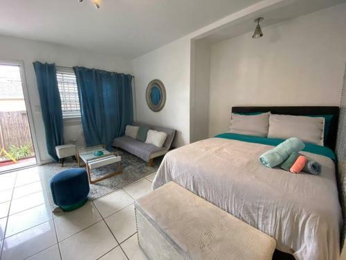 Large Remodel Studio Near Airport Beach Wynwood