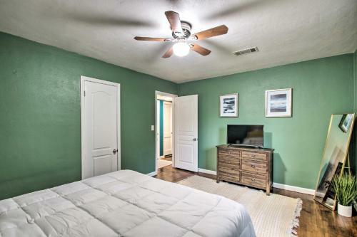 Convenient Pensacola Home With Deck And Fire Pit!