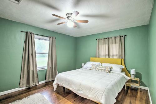 Convenient Pensacola Home With Deck And Fire Pit!