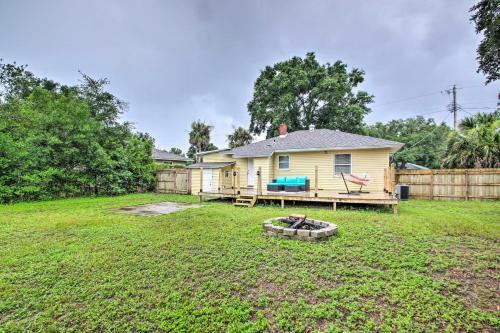 Convenient Pensacola Home With Deck And Fire Pit!