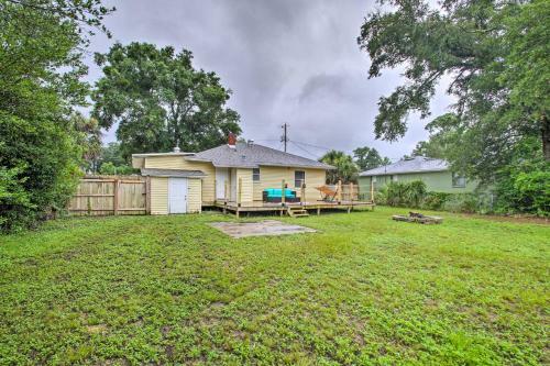 Convenient Pensacola Home With Deck And Fire Pit!