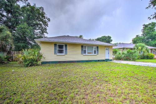 Convenient Pensacola Home With Deck And Fire Pit!