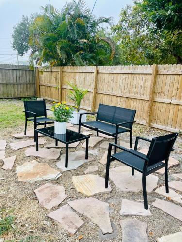 Villa Updated 3/2 Home! Minutes From The Beach!!