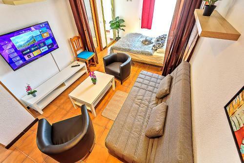 Ocean View Beach Apartment With Pool & Balconies