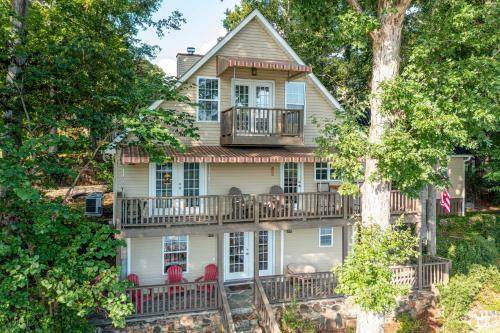 Lakefront Home With Entertainment Space And Dock!