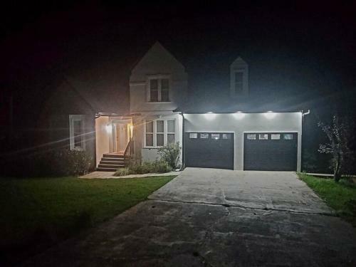 Modern Executive Home With 2 Car Garage In Cobb.