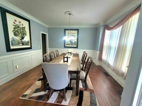 Modern Executive Home With 2 Car Garage In Cobb.