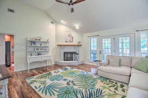 Bright Family-friendly Escape, Walk To River!