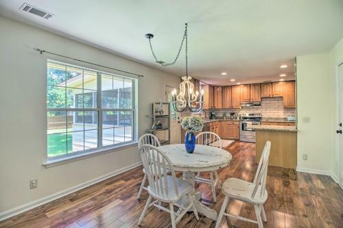 Bright Family-friendly Escape, Walk To River!