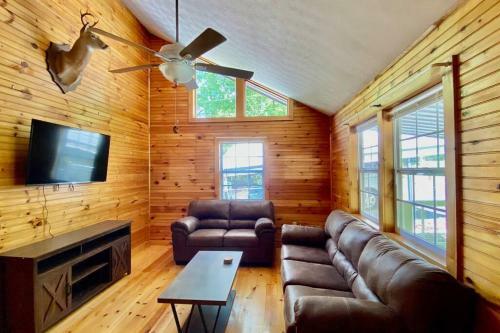 One Floor Fenced Yard Cabin In Blue Ridge!