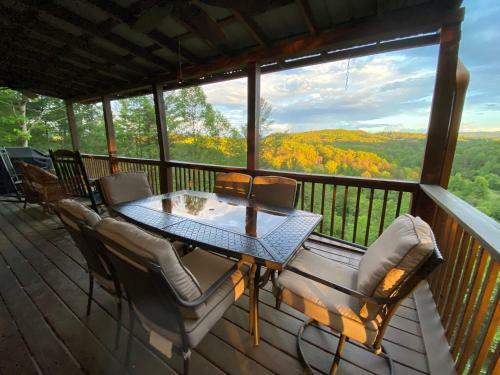 3br W/ Mountain Views And River Access. Kayaks, Hot Tub, And More!