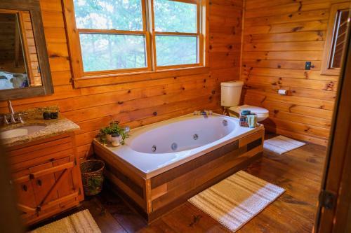 3br W/ Mountain Views And River Access. Kayaks, Hot Tub, And More!
