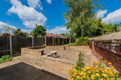 Spacious 4 Bedroom Home With Garden
