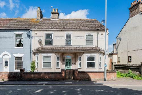 Spacious 4 Bedroom Home With Garden