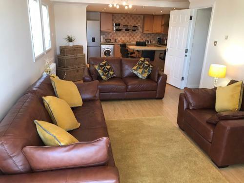 Beautiful 3 Bed Apartment With Sea Views