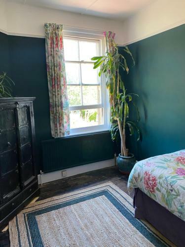 Spacious 4 Bedroomed Home With Garden & Parking
