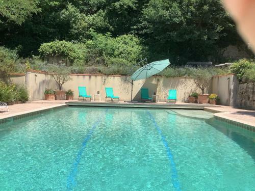Lovely 2 Bedroom Gite With Shared Pool