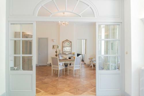 Hostal Karma Chateau De Samary