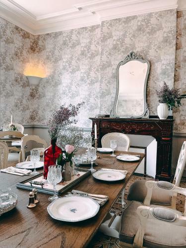 Hostal Karma Chateau De Samary