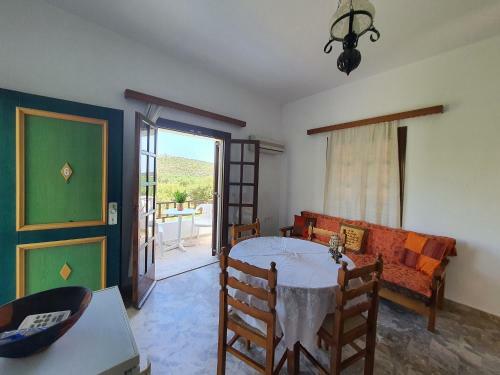 Karavostasi Cozy Apartments