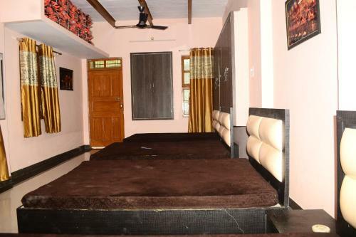 Hotel H R Guest House