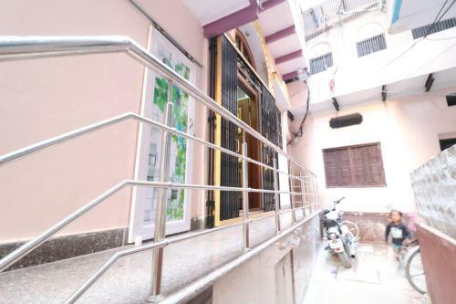 Hotel H R Guest House