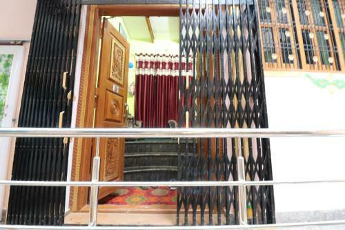 Hotel H R Guest House
