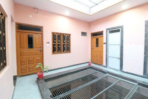 Hotel H R Guest House