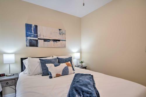 Charming Townhome Less Than 6 Mi Lake Michigan Beach!