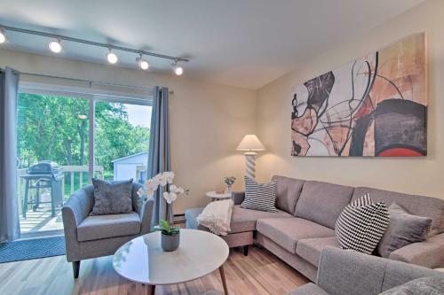 Charming Townhome Less Than 6 Mi Lake Michigan Beach!