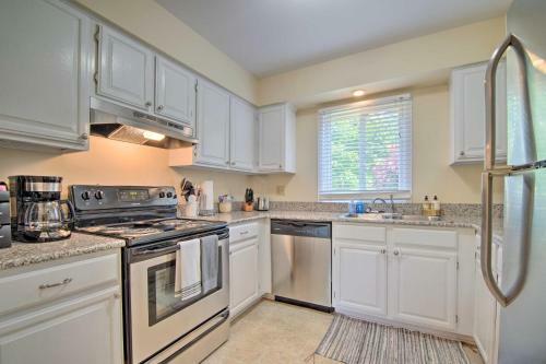 Charming Townhome Less Than 6 Mi Lake Michigan Beach!