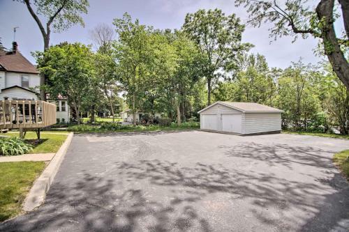 Charming Townhome Less Than 6 Mi Lake Michigan Beach!
