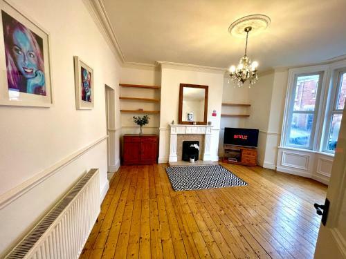 Central Serviced Apartment With Free Parking!