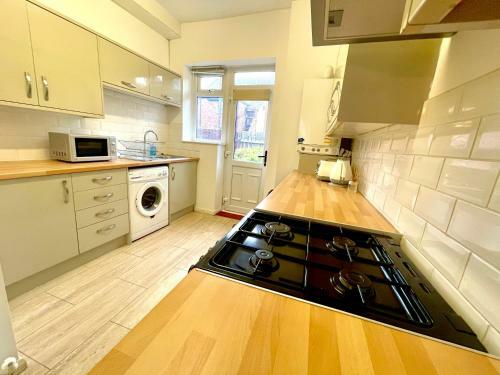 Central Serviced Apartment With Free Parking!